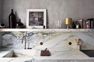 marble kitchen splashback with decorative shelving